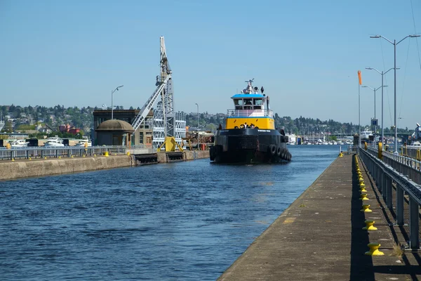 Grote blauwe en gele sleepboot op Ballard sloten, Seattle — Stockfoto
