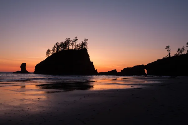 Silueta de pilas de mar al atardecer — Foto de Stock