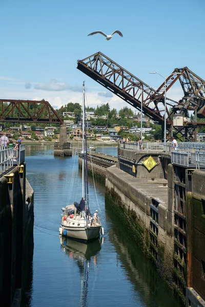 Zeilboot invoeren Ballard sloten, Seattle, Usa — Stockfoto