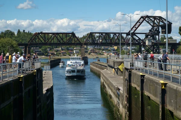 Barco turístico acercándose a Ballard Locks —  Fotos de Stock