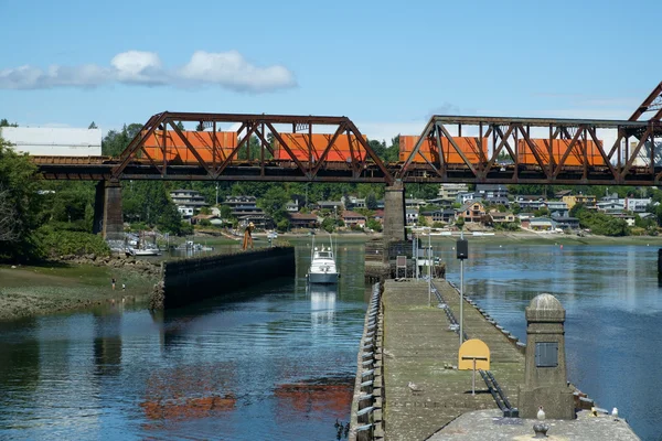 Barco de placer debajo del tren en el puente —  Fotos de Stock