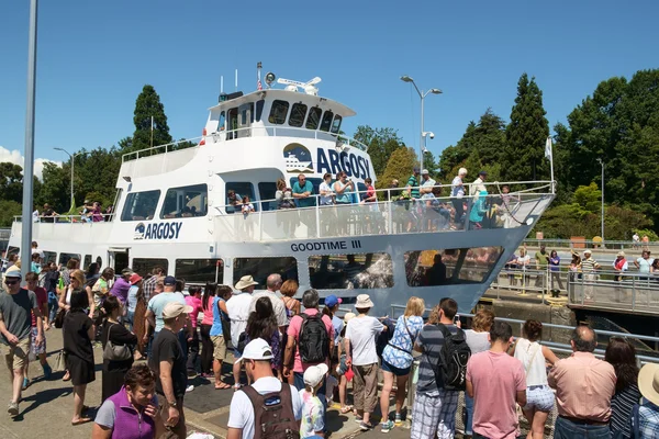 Tour boot met toeristische opgeheven Ballard sloten — Stockfoto