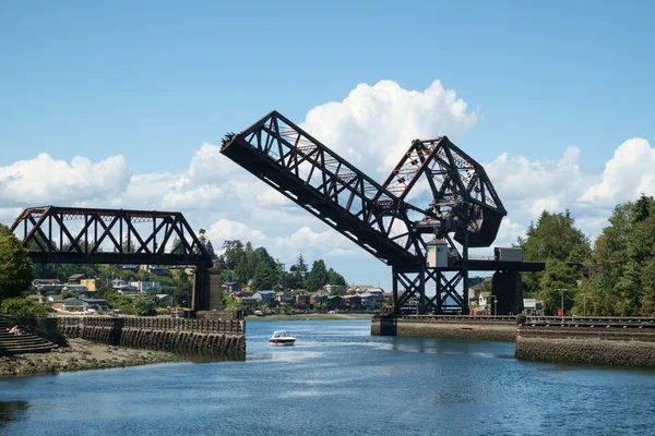 Barco de placer debajo del puente levadizo elevado —  Fotos de Stock