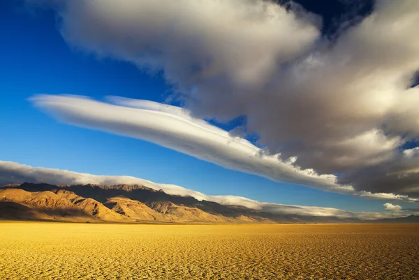 Nuages se déplaçant sur les montagnes Steens — Photo