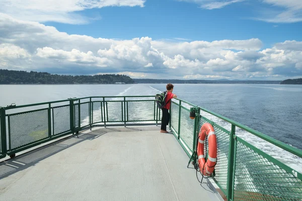 Niño en cubierta de ferry al aire libre — Foto de Stock