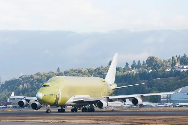 İlk Dreamlifter kargo uçağı taksi