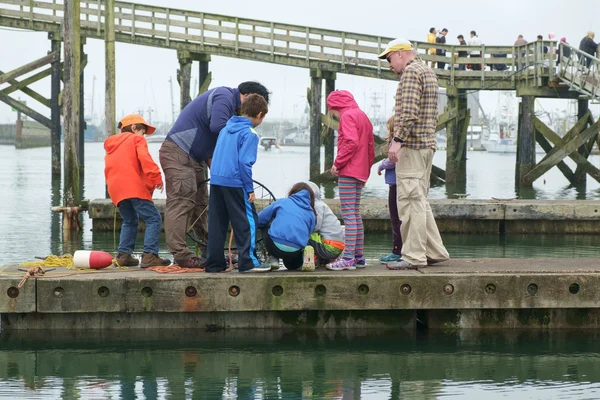 İnsanlar Yengeç pot seyir dock cihazı üzerindeki