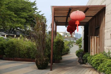 Modern binanın terası kırmızı fenerler ve yeşil bitkilerle süslenerek Çin 'de yeni yıl kutlamaları için ortam yaratıldı..