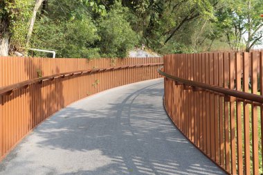 Yaya köprüsünün ahşap korkulukları dikey tahta çıtçıtlardan oluşur, basit ve atmosferik tarzda, kıvrımlı bir şekli ve kahverengi renk düzeni vardır.