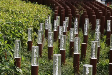 Kurulum sanatı, yüzeyinde beyaz harflerle sıralanmış birçok küçük cam tüpten ve her tüp içinde basit geometrik şekillerden oluşur.