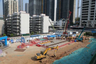 Vinçli ve buldozerli bir inşaat alanı. Vinç görüntünün sağ tarafında.