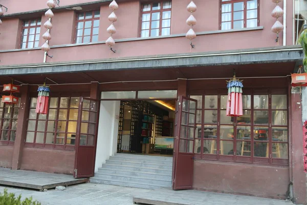 Mağazanın dışı klasik ve basittir, kırmızı duvarlar ve pencereler üzerine fenerler asılarak süslenmiştir. Girişte ona giden basamaklar var..