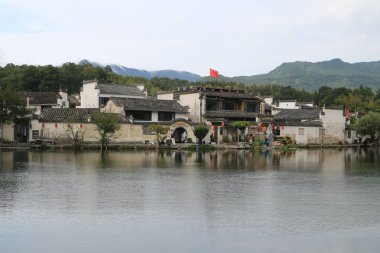 Çin 'in anhui bölgesinde iki katlı binalarda beyaz duvarları ve siyah fayansları olan küçük bir köy. Önünde, insanların mallarını yaymaları ya da müzik yapmaları için açık bir alan var.