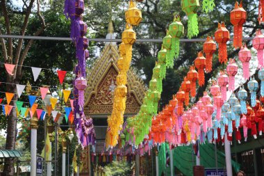 Tayland 'da önemli bir festival olan loi krathong gününde Chiang Mai sokaklarında renkli kağıt fenerler ve bayraklar sıralanır. Sahne, tapınak arkaplanlı canlı bir sokak sahnesi içeriyor.