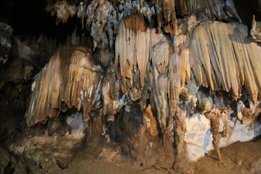 Phong nha-ke Bang mağarasının içindeki mağara duvarları, inanılmaz kaya oluşumları ve büyük sarkıtları ile. Duvarlar kahverengimsi mavi mineral tabakalarıyla kaplı.