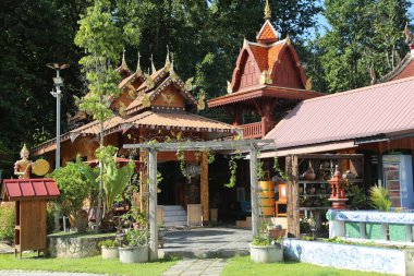 Fuar alanının önü ağaçlarla çevrili, thai tarzı binalar ve ahşap ve kırmızı fayanslardan yapılar var. Bir binanın girişinde mavi seramik desenlerle süslenmiş bir kemer var.