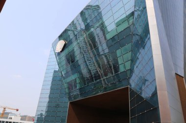 Binanın dış yüzeyi cam ve çelikten yapılmıştır, yüzeyinde yansımalar vardır ve modern görünümüne eklenmiştir. Yapı, iç mekanda doğal ışığa izin veren büyük pencerelere sahiptir..