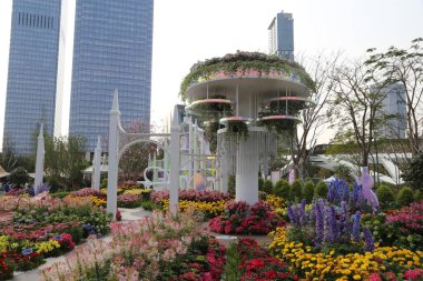 Çiçek parkı merkezde yer alır, yüksek binalar ve gökdelenlerle çevrilidir. Çiçek çadırı, rengarenk bahar çiçeklerinin açtığı en tepede duruyor.