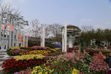 Dünyanın önde gelen çiçek fuarı Şangay botanik bahçesinin büyük parkında düzenlenir. Renkli çiçekler açar ve çeşitli tropikal bitkiler sergilenir..