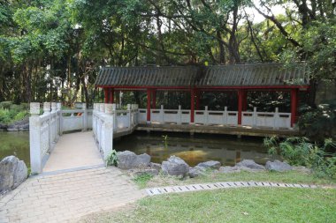 Çin tarzı bir pavyon, çatısını kaplayan kırmızı ve beyaz duvarları ve fayansları olan bir açık hava parkının köprüsünde yer almaktadır. Yapının iki ucunda da dikdörtgen tahta kirişler ile birbirine bağlanmış iki sütun var.