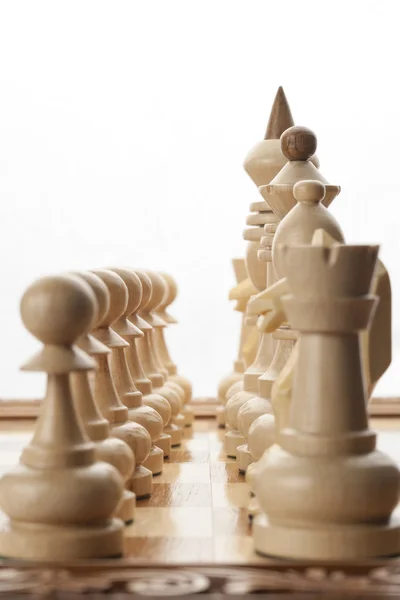 Satranç taşlı ahşap satranç tahtası.