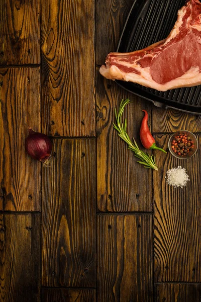 Rohes Frischfleischsteak mit Zutaten und Bratpfanne. Raum für Text — Stockfoto