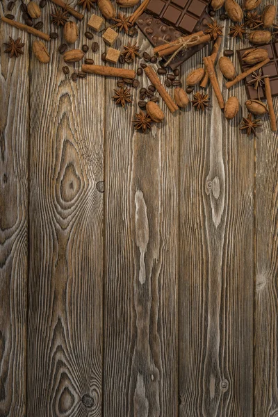 Kahve çekirdekleri, çikolata, yıldız anason ve tarçın tahta masada. Metin için yer