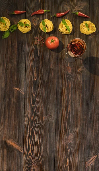 Spagetti ahşap bir masa üzerinde kırmızı şarap ile kuru. Metin için yer