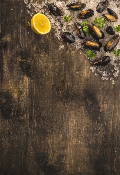 Midye buz üzerinde ahşap bir masa. Metin için yer