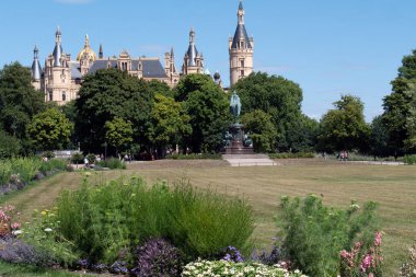 Blick auf Schlosspark und Schweriner Schloss