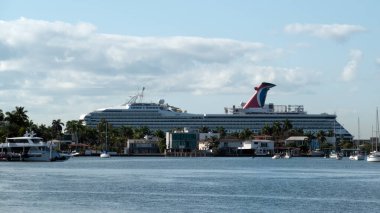 Miami sahiline yanaşmış bir yolcu gemisi..
