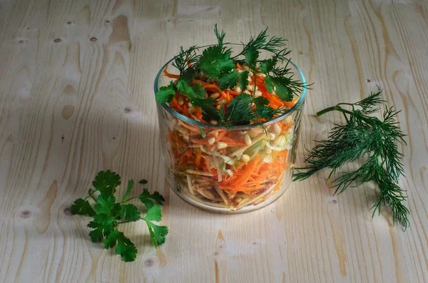 Bir cam kavanoza havuç, elma ve otlar, çam fıstığı ile kereviz salatası