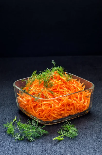 Karottensalat in einer Glasschüssel — Stockfoto