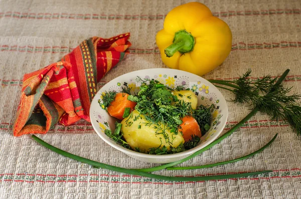 Тарелка с картошкой и морковью — стоковое фото