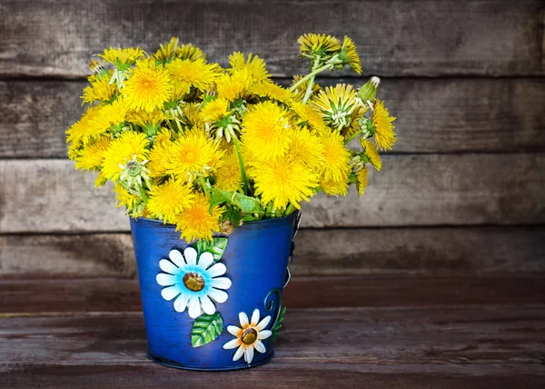 Blauer Eimer Löwenzahn — Stockfoto