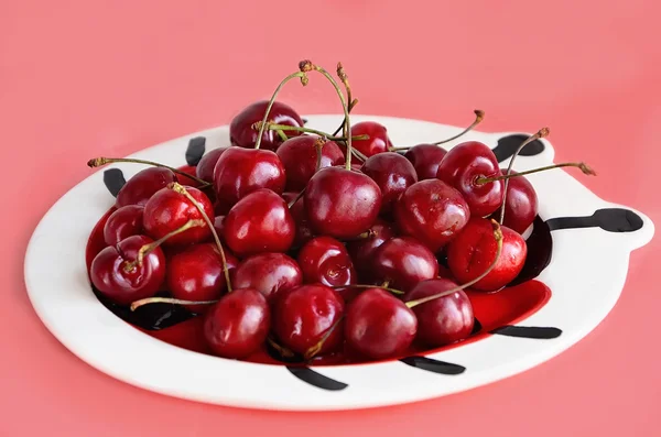 Placa cheia de cerejas — Fotografia de Stock