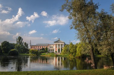 Güzel göl bir arka plan üzerinde bina