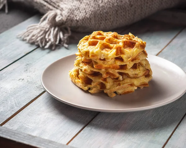 Zucchini waffles in a stack lie on a light plate on a wooden tray — Foto de Stock