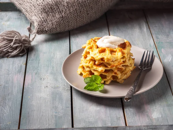 Breakfast with zucchini waffles with raw sauce on a wooden tray — Foto de Stock