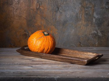 ,Kırsal bir mutfak masasında, ahşap uzun bir tepside bir sebze seti. Balkabağı, havuç ve pancar.