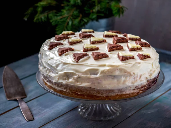 Tårta Med Grädde Och Chokladbitar Glasstativ Kakspatel Och Grangrenar För — Stockfoto