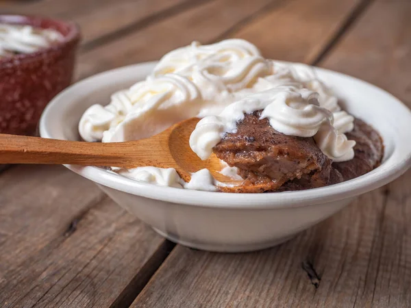 Sopa Pão Letão Feita Torresmos Centeio Com Chantilly Uma Placa Imagens De Bancos De Imagens Sem Royalties