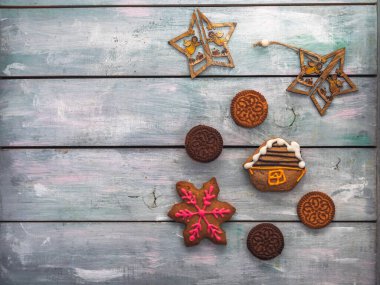 Mavi ahşap tepside kremalı Noel kurabiyesi.