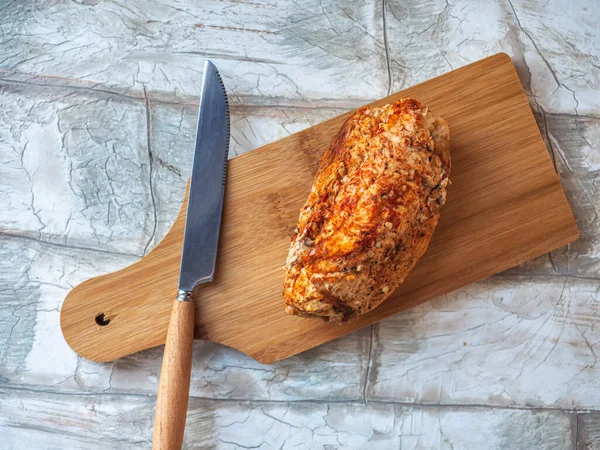 Kuřecí Maso Šunka Ležící Kuchyňské Desce Kuchyňský Nůž Dřevěnou Rukojetí — Stock fotografie