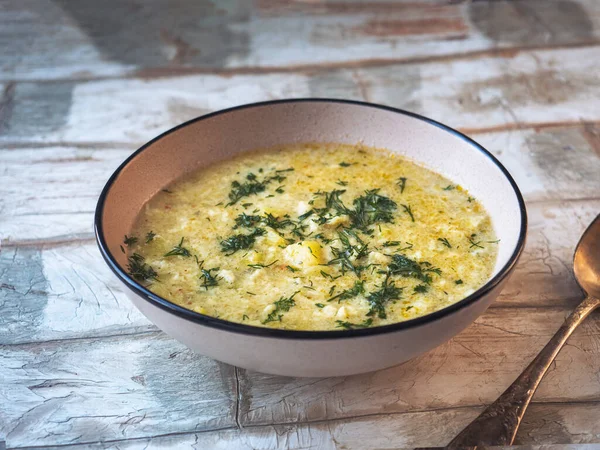 Köfteli çorba ve yakın planda seramik tabakta dereotlu patates.