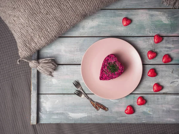 Servir ensalada en forma de corazón y corazones rosados para un día festivo de San Valentín — Foto de Stock