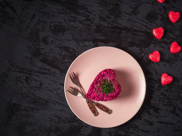Desayuno de San Valentín. La ensalada de remolacha en el plato y los corazones rosados para el humor de fiesta — Foto de Stock