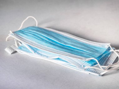 Mavi kullan-at koruyucu maskeler insanları ve virüsleri korumak için saklanır.