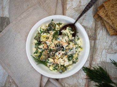 Diyet hafif salata, yumurta ve orurtsi, yoğurt sosu ve baharatlı sandviçle tatlandırılmış.