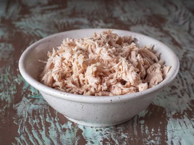 Derin seramik tabakta ince ince doğranmış tavuk filetosu.